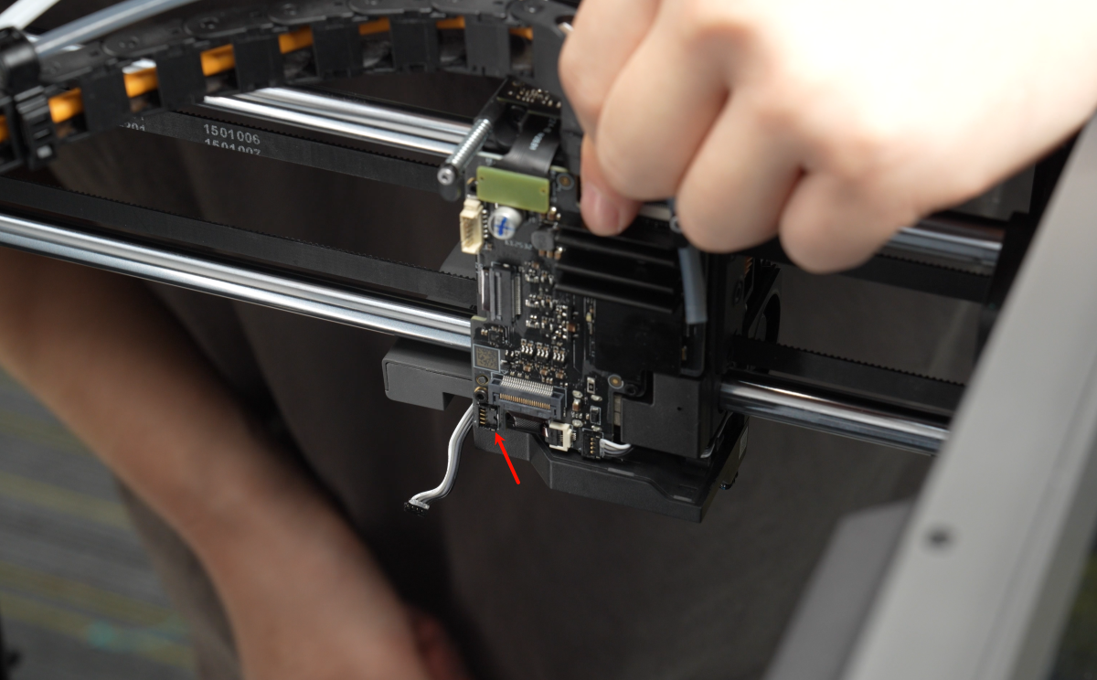 004_005_right_cable_tray.png