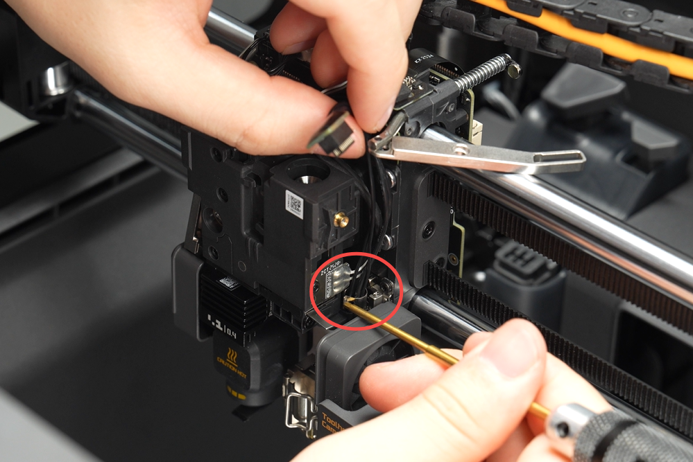 img_014_install_right_hotend_cable_buckle_001.png