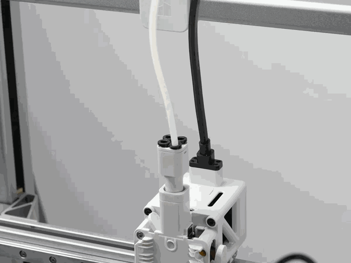 กดวงแหวนของ PTFE connector เพื่อปลดล็อกและถอด PTFE tube ออกจาก Filament Hub