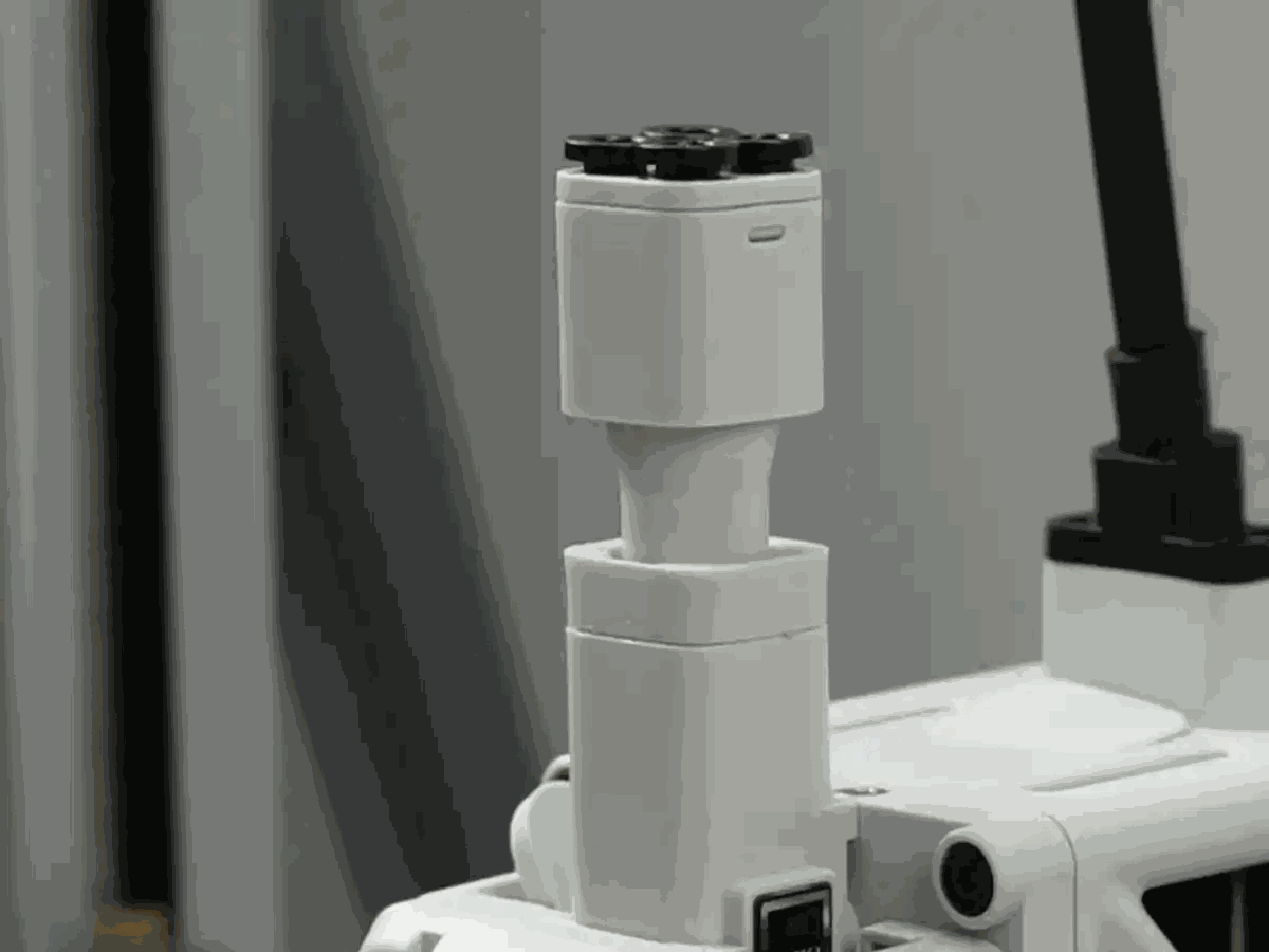 งัดเขี้ยวล็อกของ Filament Hub อย่างเบามือก่อนยก Hub ออกจาก Base Housing