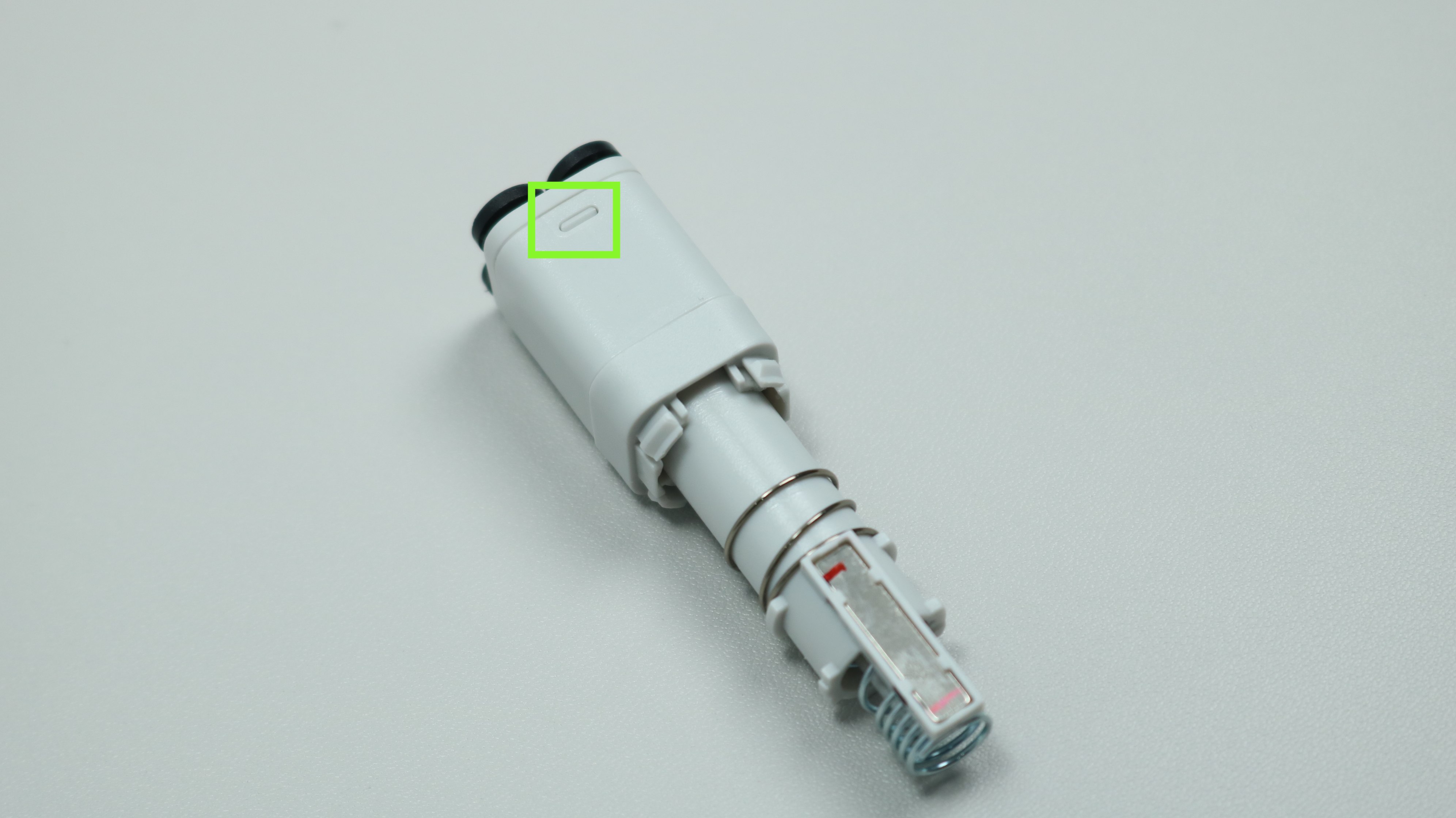 สังเกตตำแหน่งร่องหรือช่องบากบนด้านข้างของ Filament Hub