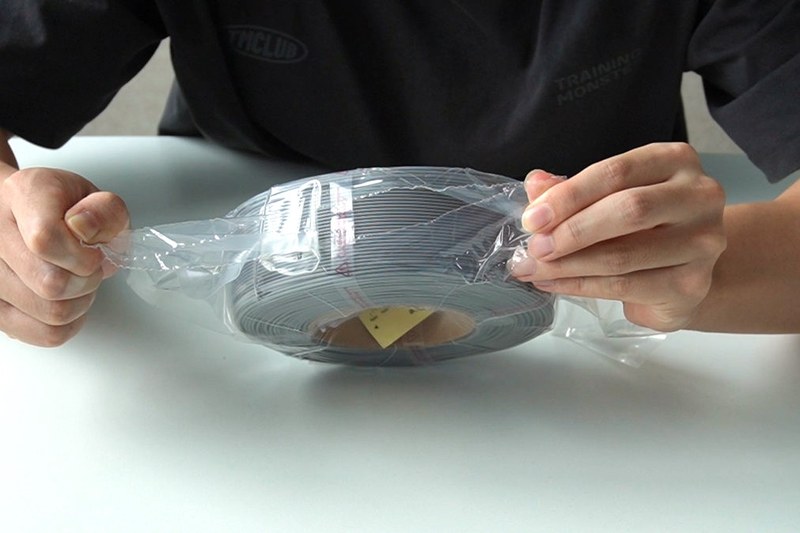 แกะบรรจุภัณฑ์ด้านนอกของ Filament Refill