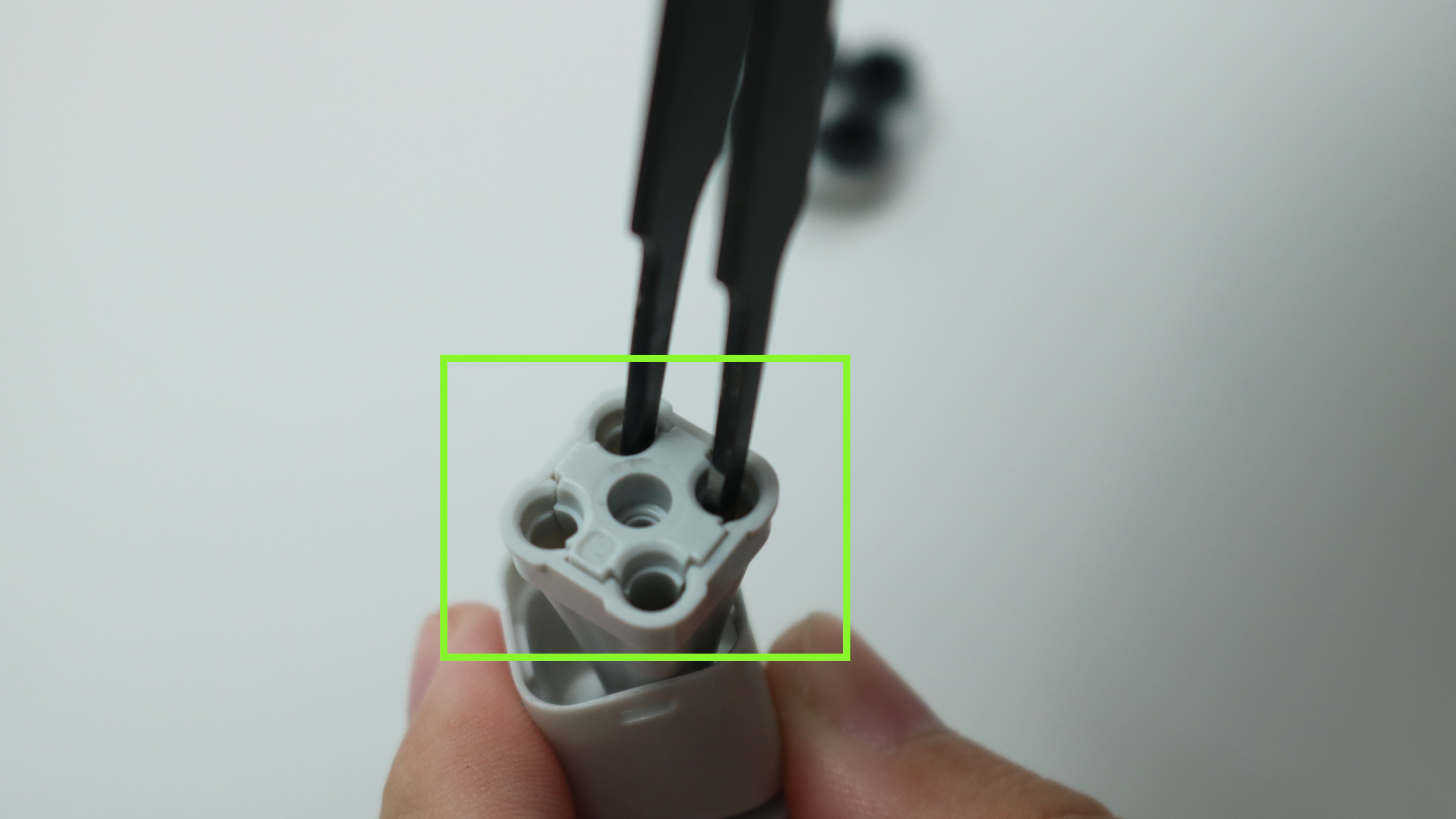 ใช้แหนบดึงชิ้นส่วนภายในของ Filament Hub ออกมา