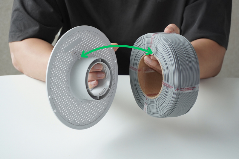 จัดร่องของแกนกระดาษให้ตรงกับคลิปล็อกบนฝั่งกว้างของ Spool
