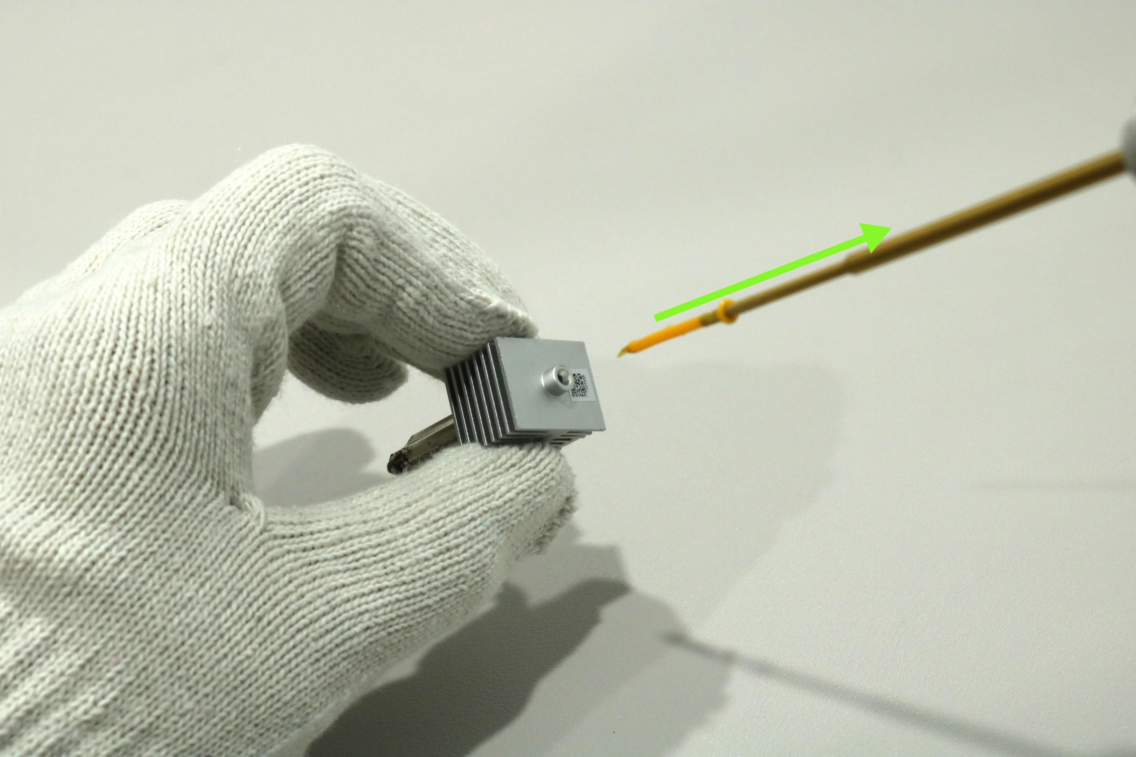 เศษฟิลาเมนต์ที่ถูกดึงออกมาพร้อม Allen key
