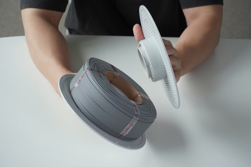กด Filament Refill ลงบน Spool แล้วประกบฝั่งแคบเข้ากับฝั่งกว้าง