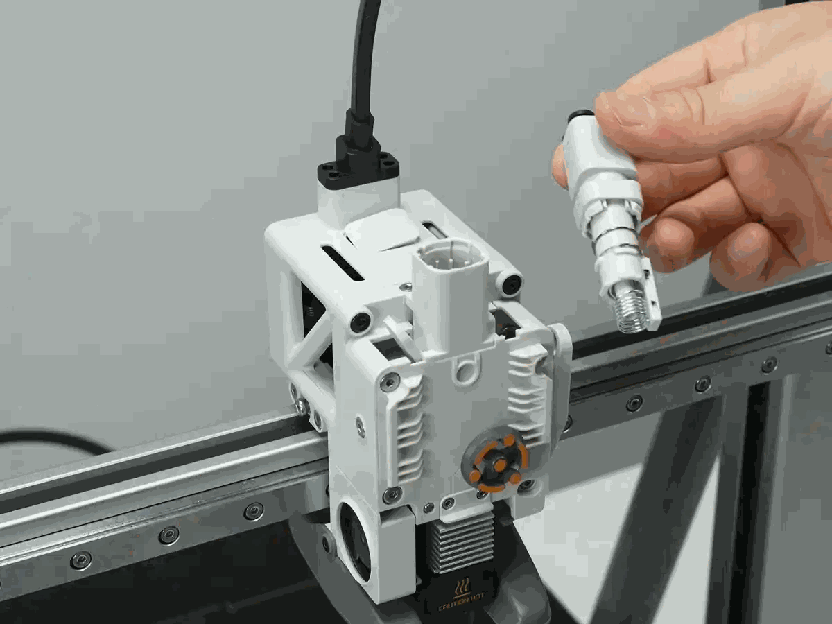 กดแหวนล็อกของ Filament Hub ให้เข้าตำแหน่งอย่างสม่ำเสมอจนล็อกแน่น