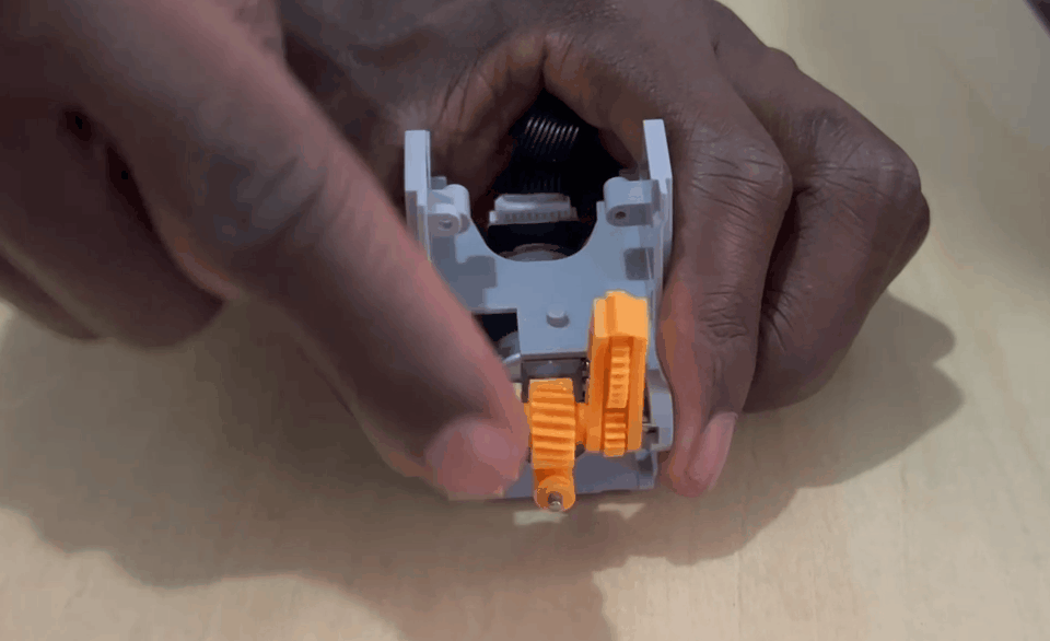 10_check_gears_move_freely.gif