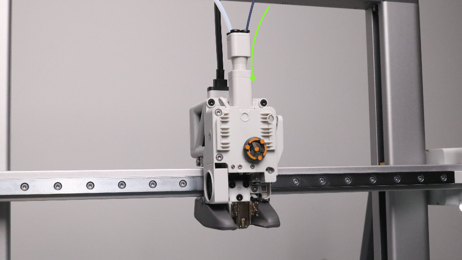 ป้อนเส้น Filament เข้าไปใน Extruder จนดันต่อไม่ได้