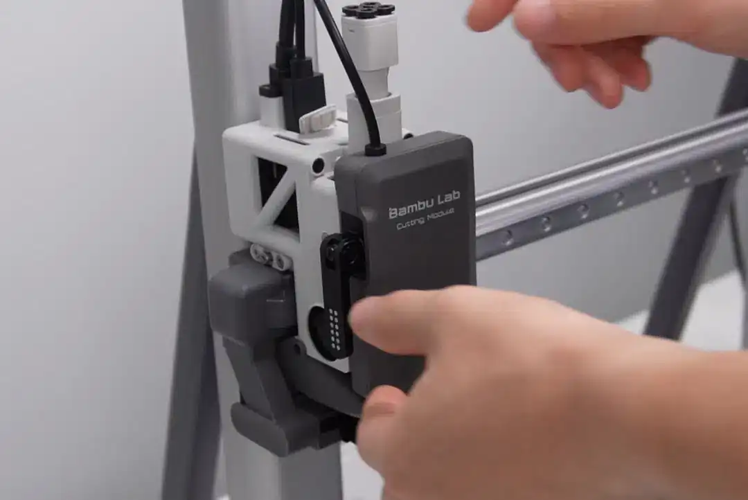 ปลดล็อกและถอด Cutting Module หลังจบงานวาด