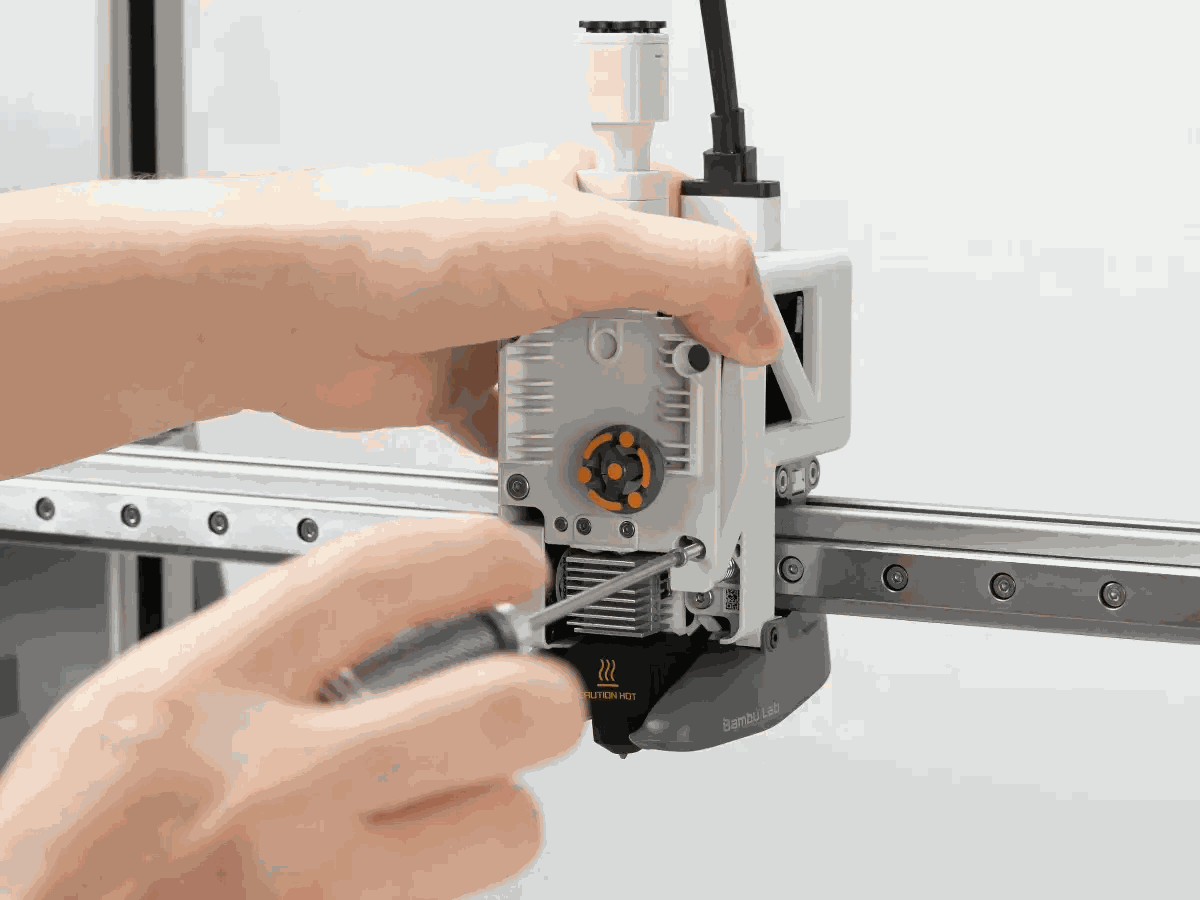 คลายสกรูและจับก้าน Filament Cutter ระหว่างถอด