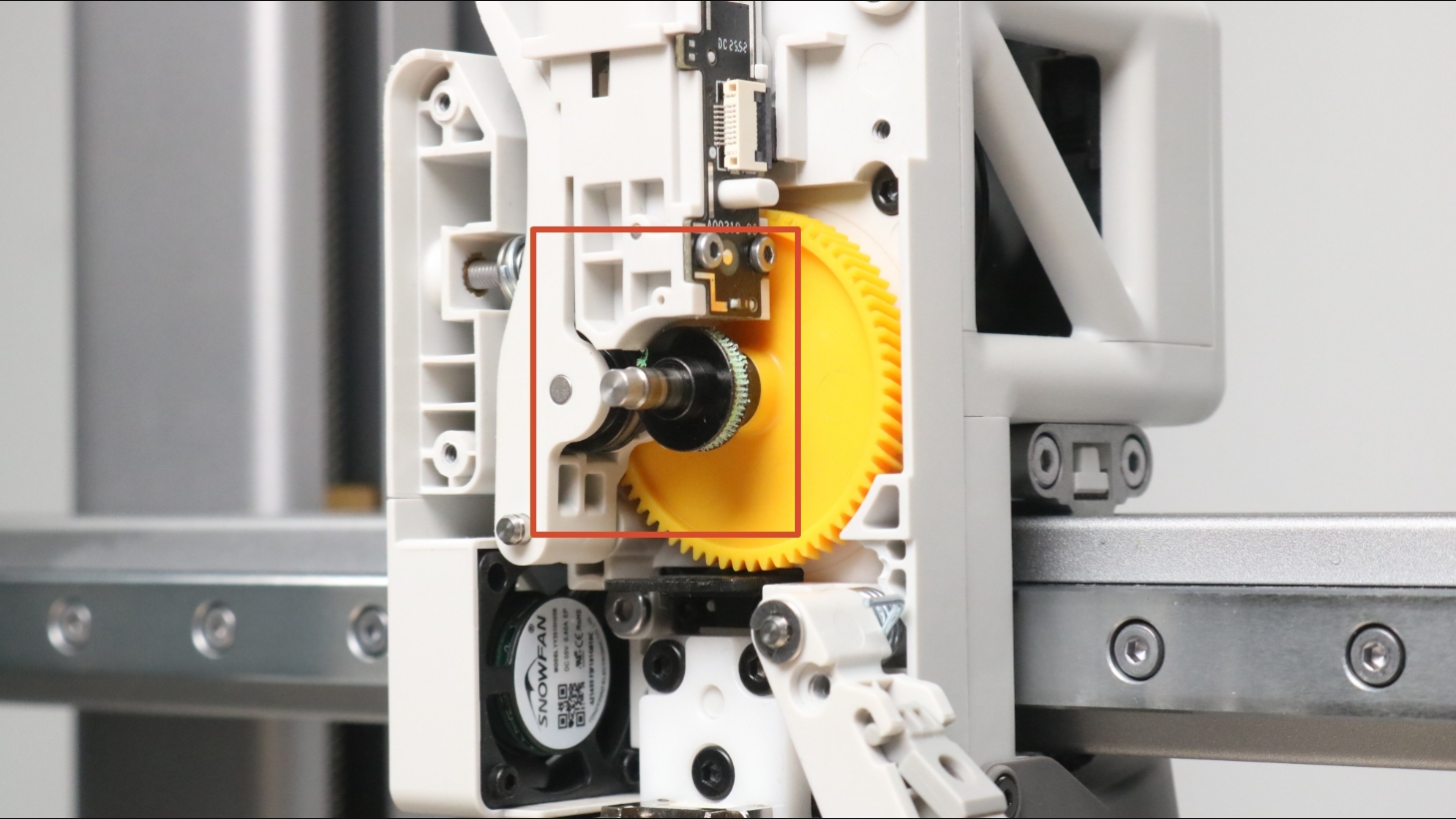 ตัวอย่างเศษ Filament ที่สะสมบนเฟือง Extruder
