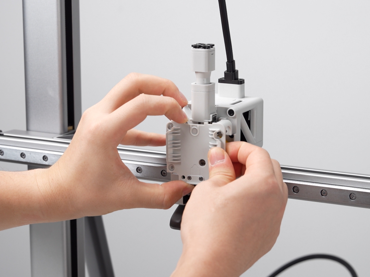 ใส่ฝาหน้าของ Extruder Unit กลับเข้าที่