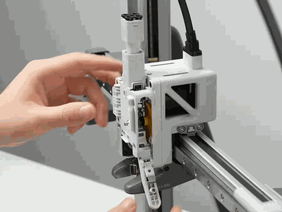 ใส่ Filament Cutter และขันสกรูกลับเข้าที่
