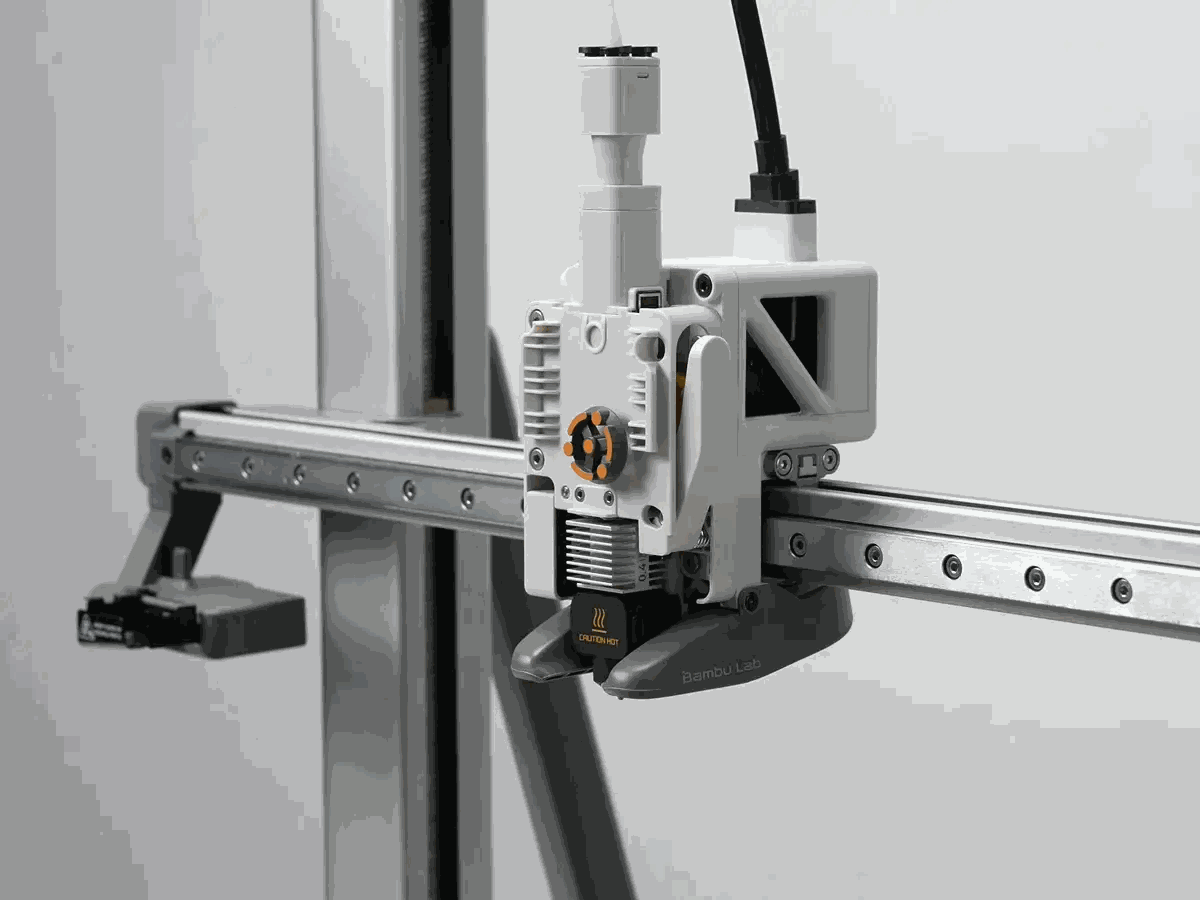 ใส่ฝาครอบด้านหน้าของ Toolhead กลับเข้าที่