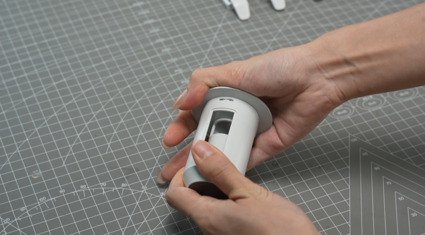 028_rotate_bottom_cover_right.png