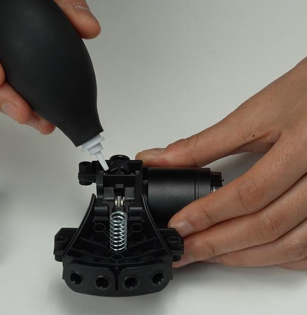 08_clean_hub_with_air_blower.jpg