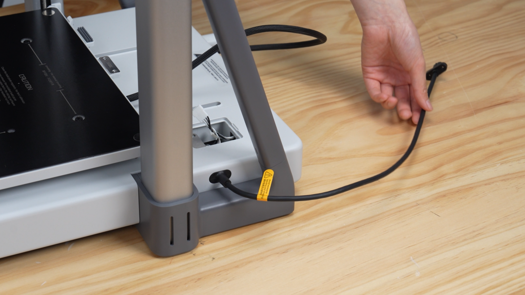 ลอด Integrated Cable ผ่านช่องสามเหลี่ยมของ Frame และวางสายไว้ให้เรียบร้อย